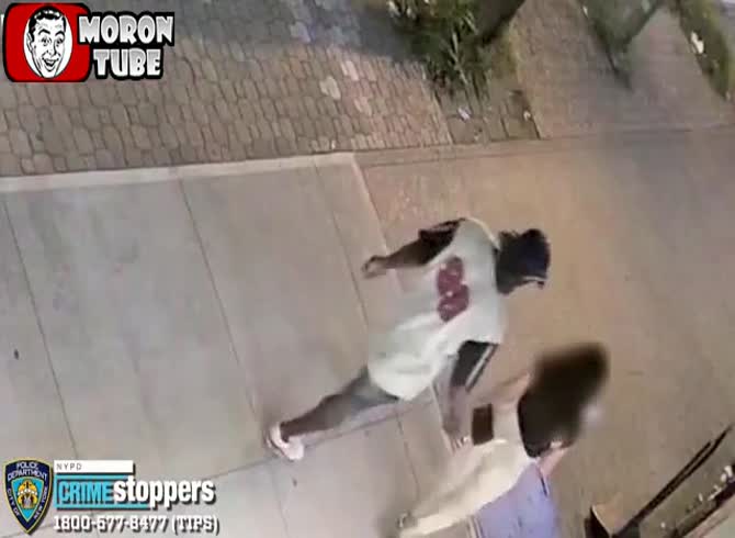 Video :When a stranger grabs her butt, she tries to defend herself and gets slammed